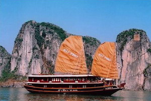 Bai Tho Junk Halong Bay